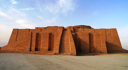 Restored ziggurat in ancient Ur, sumerian temple in Iraq - 122954983