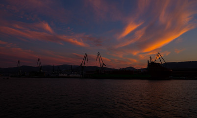 Siluetas en un astillero vasco