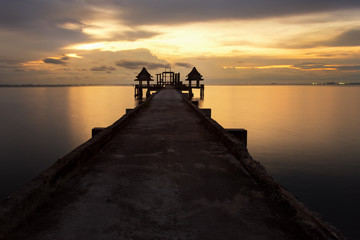 Obraz premium Landscape of Wooded bridge in the port between sunrise