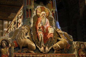 El pantocrátor con los símbolos de los evangelistas sobre la columna-atlante. Cenotafio de los santos Vicente, Sabina y Cristeta,  San Vicente,  templo románico de Ávila, España © ANTONIO AYUSO