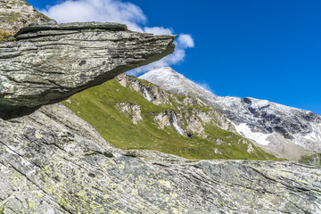 Alpenlandschaft mit Felsvorsprung, Wasserfall und Berggipfel