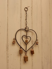 Campanellini ad una porta a St Saturnin