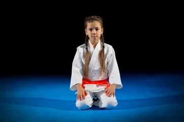 Photo sur Plexiglas Arts martiaux Combattant d& 39 arts martiaux de petite fille