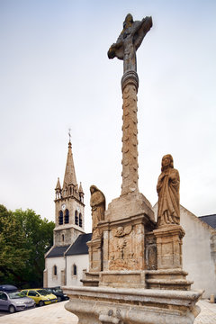 Calvary and church of St Laurent and St Aubin, Brandivy, departement of Morbihan, Bretagne, France