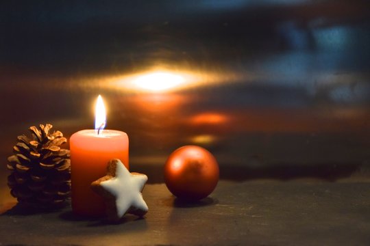 Kerze, Tannenzapfen, Zimtstern und weihnachtskugel