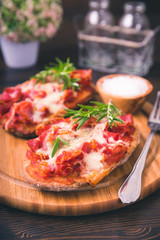 Vinschgauer Brot  mit Coppa und Rosmarin