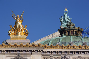 Fototapeta na wymiar Statues sur les toits de l'opéra Garnier à Paris, France