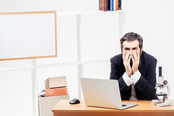 Naklejka premium Tired man sitting at desk