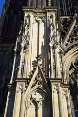 Restaurierter Pfeiler des Kölner Doms