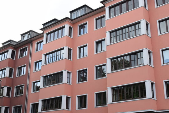 Mietshaus in Altrosa