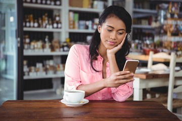 Obraz premium Piękna kobieta za pomocą telefonu komórkowego