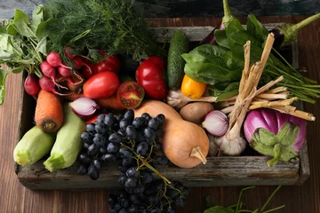 Photo sur Plexiglas Légumes Légumes de la ferme en caisse en bois