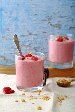 healthy raspberry smoothie