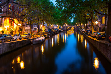 les canaux d'Amsterdam en nocturne
