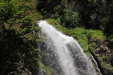 Fototapeta na wymiar Cascada El Salto de Sallent de Gállego en el Valle de Tena, Huesca (España)