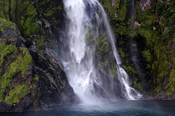 Fototapeta na wymiar Wasserfall Milford Sound
