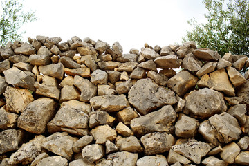 Natural stone wall