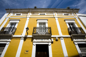 Yellow house, Alcantara, Caceres, Spain - obrazy, fototapety, plakaty