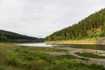 Okerstausee, niedriger Wasserstand, Panorama; Naturpark Harz, Sommer