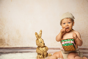 Baby beißt in den Osterkorb