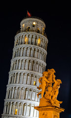 Schiefer Turm von Pisa am Abend
