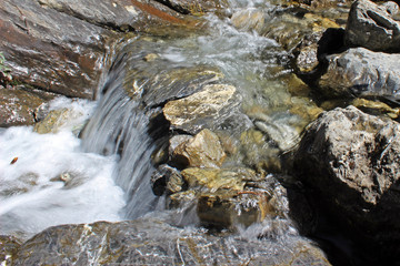Río aguas limpias en cascada El Salto de Sallent de Gállego, Huesca (España)