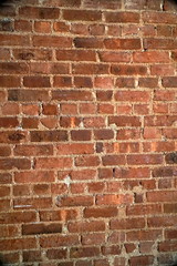 Obraz premium Red brick wall pattern. Interior construction design creates modern urban feel for home living. Vertical framing
