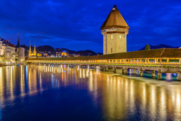 Plakat Night view towards Chapel Bridge (Kapellbruecke) together with the octagonal tall tower (Wasserturm) it is one of the Lucerne's most famous tourists attraction