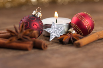 Weihnachtsdekoration auf Holzuntergrund