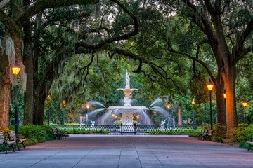 Famous historic Forsyth Fountain in Savannah, Georgia - obrazy, fototapety, plakaty
