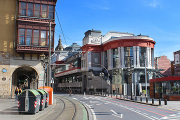 Bilbao (Espagne) / Marché de la Ribera et Le fleuve Nervion