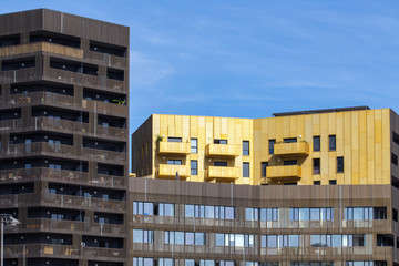 deux immeubles noir et or d'un quartier moderne de Montpellier