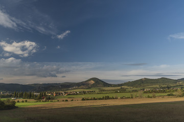 Obraz premium Autumn sunny day with white clouds