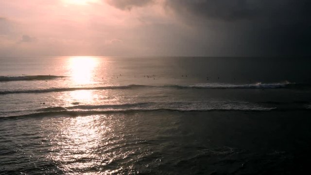 Surfer warten auf die Welle (Bali / Indonesien)