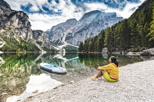 Frau entspannt sich am Pragser Wildsee mit Standup Paddleboard
