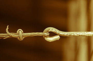 Obraz premium gancho segurando um cabo de aço