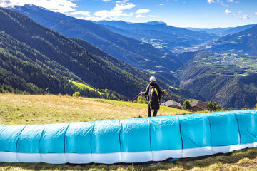 Paraglider in den Alpen