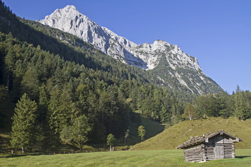 Fototapeta na wymiar Heuhütte am Ferchensee