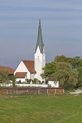 Fototapeta na wymiar Kirche St. Peter und Paul in Kirchbichl