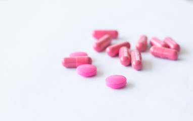 Obraz na płótnie Canvas pink pills on white