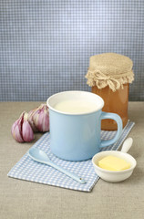 Natural remedy for flu: hot milk with honey and garlic.