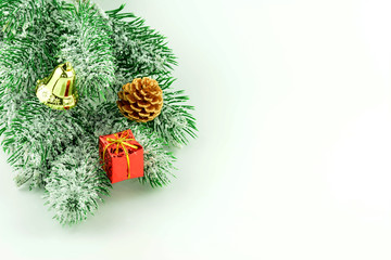 Weihnachtsmotiv - Tannenzweig mit Tannenzapfen, Glocke und Weihnachtspäckchen 