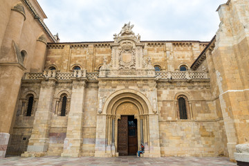 Fototapeta na wymiar Basilica of San Isidoro