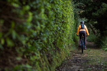 Obraz premium Female biker cycling in countryside