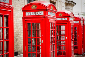 Nahaufnahme roter Telefonzellen in London