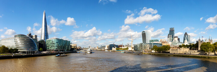 Fototapeta na wymiar Panorama Aussicht von der Tower Bridge in London auf die City und den Shard