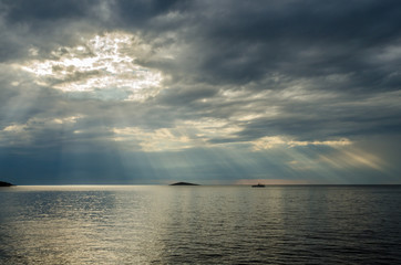Paysage marin avec des rayons de soleil