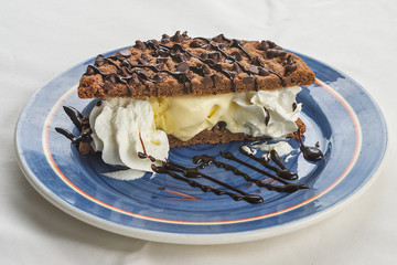 cookie with ice cream