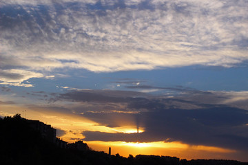 Obraz premium Puesta de sol en zaragoza, España