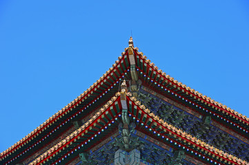 Obraz premium Temple eaves and beast sculpture, closeup of photo